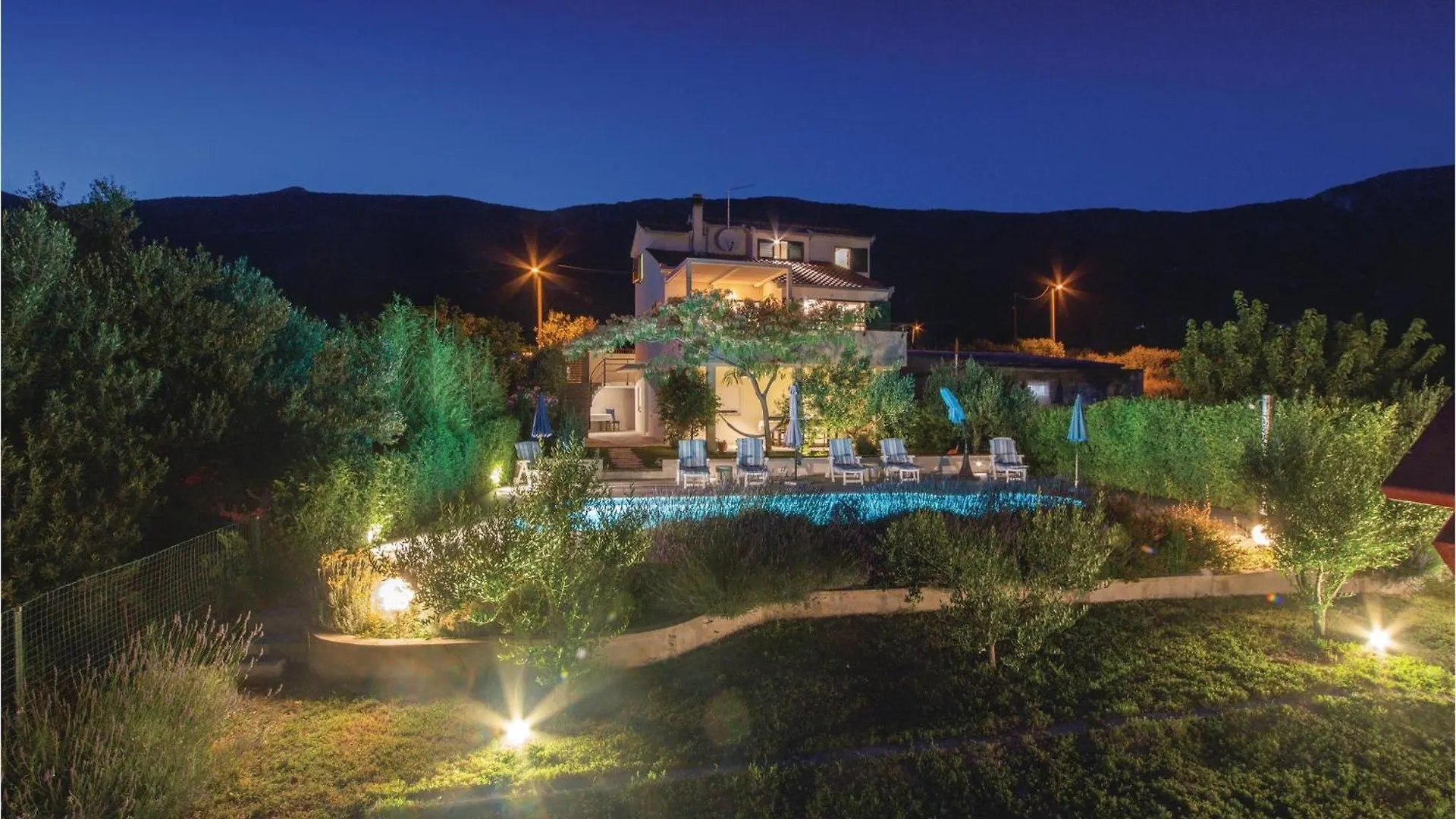 Beautiful Apartment In Kastel Luksic With Wifi Kastela
