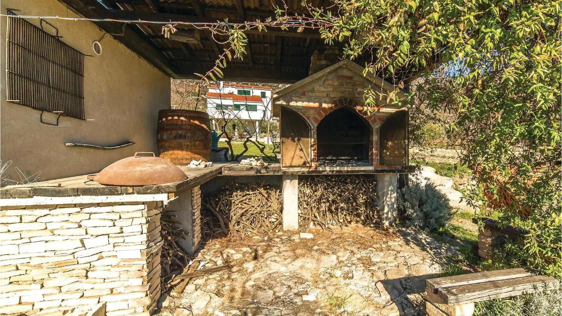 Beautiful Apartment In Kastel Luksic With Wifi Kastela