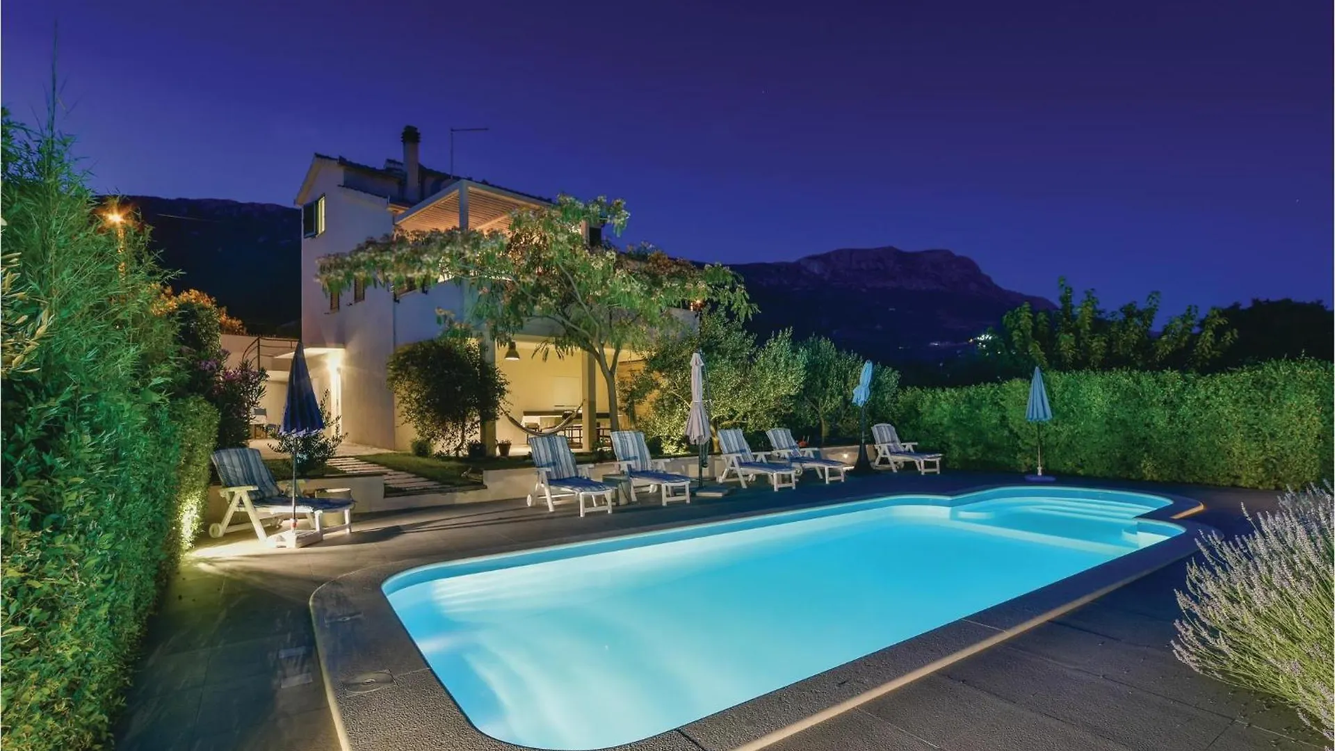 Beautiful Apartment In Kastel Luksic With Wifi Kastela